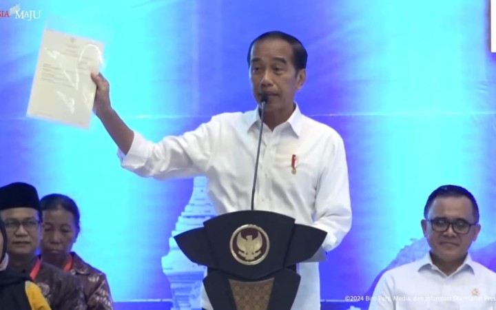 Tangkapan layar - Presiden Joko Widodo menyampaikan sambutannya dalam acara penyerahan sertifikat elektronik di Kabupaten Banyuwangi, Jawa Timur, selasa (30/4/2024) (gemapos/Youtube Sekretariat Presiden)