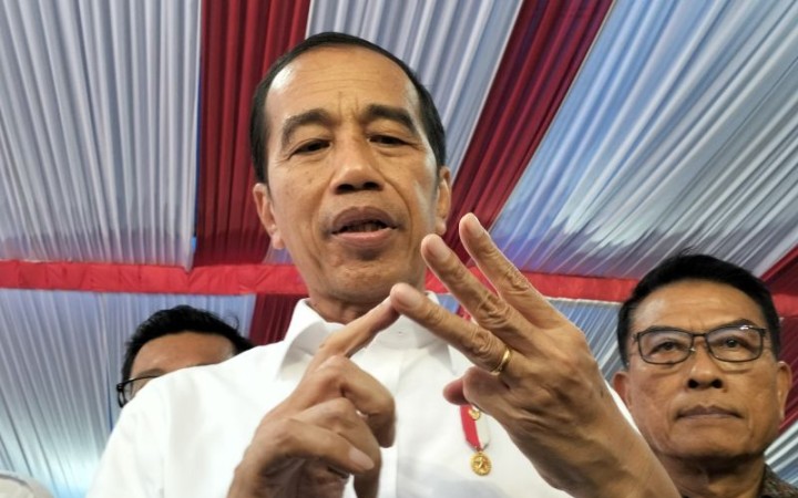 Presiden Joko Widodo (Jokowi) menjelaskan alasan kembali melantik Andi Amran Sulaiman sebagai Menteri Pertanian di Padang, Rabu, (25/10/2023). (foto:gemapos/ant)