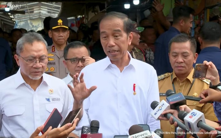 Presiden Jokowi di sela-sela kunjungan ke Pasar Baru di Karawang, Jawa Barat, Rabu (8/5/2024).