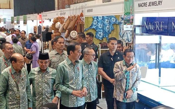 Presiden Joko Widodo meninjau pameran kerajinan Inacraft 2023 di JCC, Jakarta, Rabu (4/10/2023). (gemapos/ant)