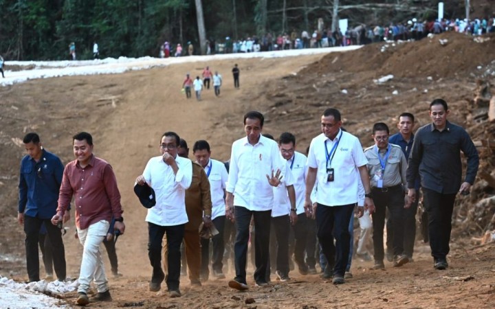 Presiden Jokowi usai groundbreaking PSN Kawasan Industri Pupuk Fakfak di Kabupaten Fakfak, Provinsi Papua Barat, Kamis (23/11/2023). (Foto: gemapos/BPMI Setpres)