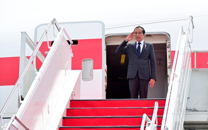 Presiden Jokowi bertolak dari Bandara Internasional Kualanamu, Sumut menuju Afrika, Minggu (20/08/2023). (Foto: gemapos/BPMI Setpres)
