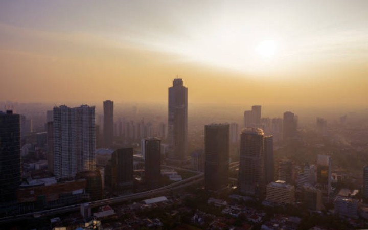 Ilustrasi: Polusi udara di kota Jakarta (foto: gemapos/ istock)