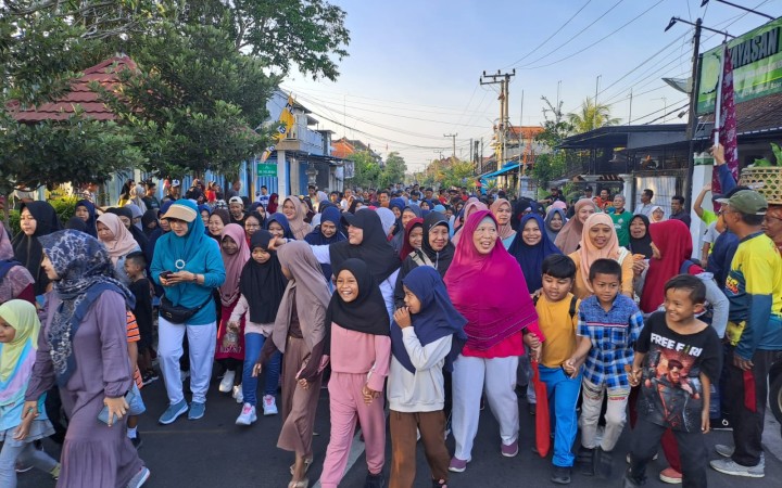 Sekitar 500 warga perumnas mengikuti jalan sehat menyambut Maulid Nabi SAW, Kamis (28/9/2023). (foto:gemapos/eddy)