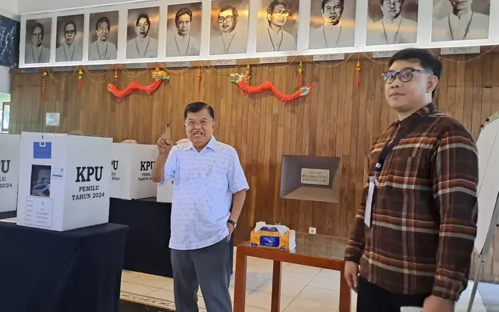 Wakil Presiden Ke-10 dan Ke-12 RI Jusuf Kalla (JK) menggunakan hak suaranya dan mencoblos di TPS 03 di halaman SMA Pangudi Luhur, Kebayoran Baru, Jakarta Selatan. (gemapos/liputan 6)