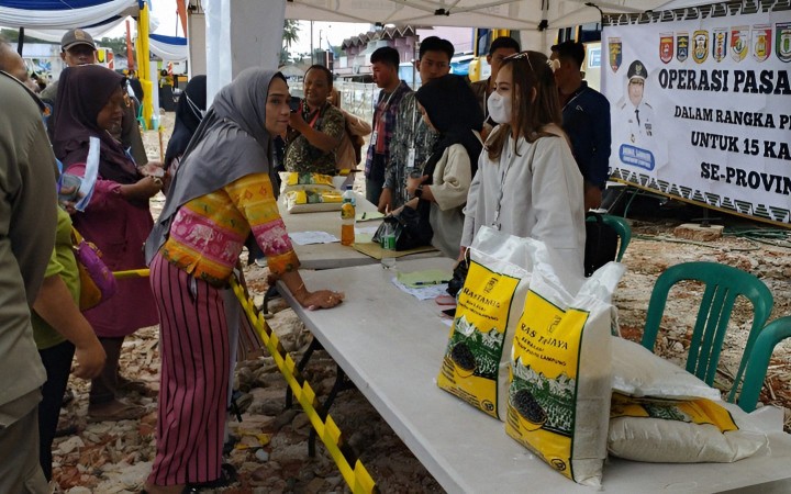 Guna mengurangi dampak kenaikan harga kebutuhan pokok di pasar, Pemerintah Provinsi (Pemprov) Lampung menggelar program operasi pasar beras di NATAR. (foto:beritalampung)