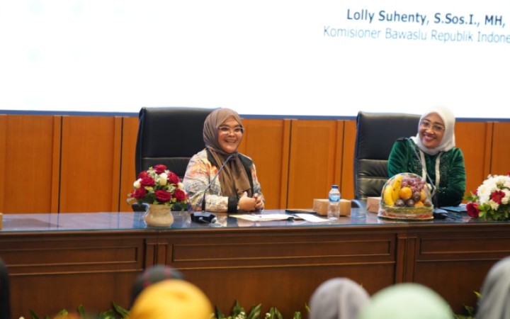Anggota Bawaslu Lolly Suhenty saat menjadi pembicara dalam seminar yang diadakan Kaukus Perempuan Politik Indonesia, Jumat, (26/04/2023). (gemapos/bawaslu)
