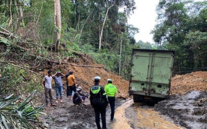 Kembali terjadi longsor di Jalinbar Liwa-Krui tepatnya di km 17, Pekon Kubu Perahu, Kecamatan Balik Bukit, Lampung Barat. (foto:beritalampung)