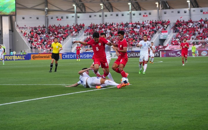 Tim U-23 Indonesia harus mengakui keunggulan 0-2 dari Uzbekistan pada laga semifinal Piala Asia U-23 2024 di Stadion Abdullah bin Khalifa, Doha, Senin (29/4). (gemapos/PSSI)
