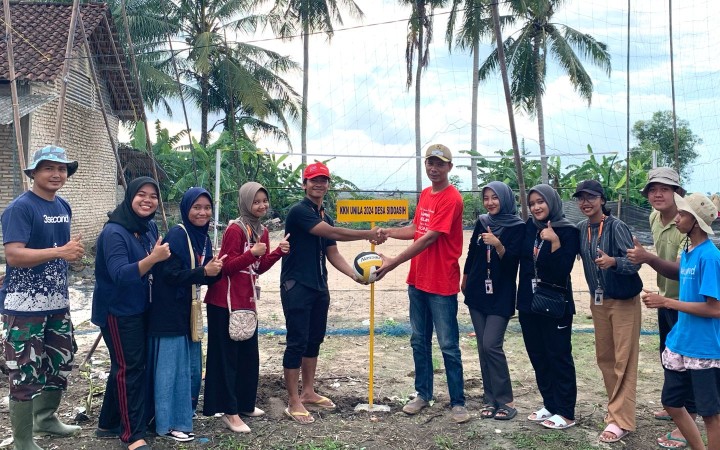Mahasiswa KKN UNILA 2024 bersama pemerintah Desa Sidoasih, Kecamatan Ketapang, Lampung Selatan resmikan lapangan bola volly pada Minggu (4/2/2024). (foto:beritalampung)