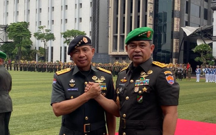 Panglima TNI, Jenderal Agus Subiyanto (kanan) bersama Kepala Staf Angkatan Darat (KSAD) Jenderal TNI Maruli Simanjuntak (kiri). (gemapos/kompas)