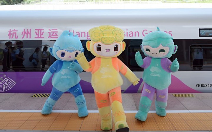 Maskot Asian Games berpose di depan kereta cepat yang dirancang khusus untuk Asian Games Hangzhou. (hangzhou2022.cn)