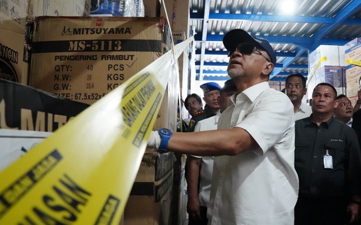 Menteri Perdagangan Zulkifli Hasan memimpin ekspose penemuan 40.282 barang elektronik asal impor yang tidak memenuhi ketentuan senilai Rp6,70 miliar di PT GMI, di Serang, Banten, Kamis, (6/6/2024). (gemapos/Kemendag)