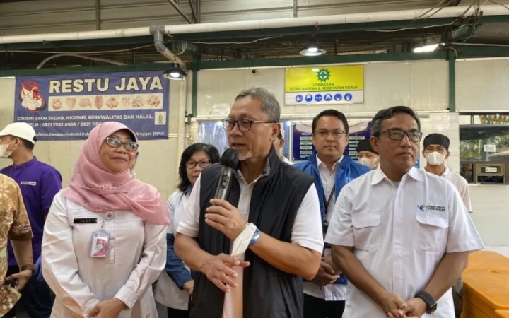 Menteri Perdagangan Zulkifli Hasan (tengah) menjawab pertanyaan wartawan usai meninjau Kawasan Industri Pulogadung Rumah Potong Unggah (RPU) Rawa Kepiting di Jakarta, Sabtu (4/5/2024). (gemapos/antara)