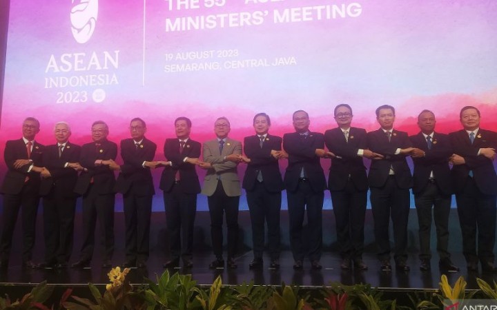 Menteri Perdagangan RI Zulkifli Hasan (tengah) dan menteri-menteri ekonomi ASEAN dalam Pertemuan Menteri Ekonomi ASEAN (ASEAN Economic MInister/AEM) ke-55 di Semarang, Jawa Tengah, Sabtu (19/8/2023). (foto:gemapos/antara)