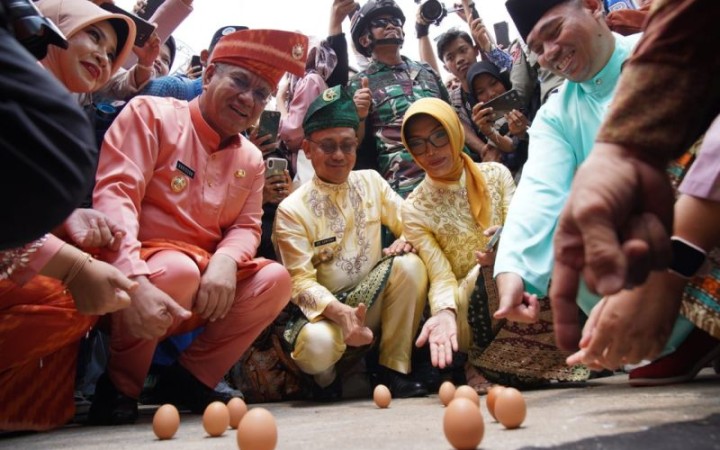 Kegiatan mendirikan telur di momen Pesona Kulminasi Matahari di Kota Pontianak, Kalbar. (foto:gemapos/ant)