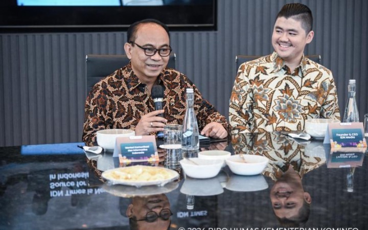 Menkominfo Budi Arie Setiadi (kiri) memberikan sambutan dalam Peringatan Ulang Tahun ke-10 IDN Times di Gedung IDN Media HQ, Jakarta Selatan, Kamis (6/6/2024). (foto: gemapos/Kominfo)