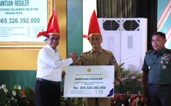 Kunjugan Kerja Mentan Andi Amran Sulaiman, sekaligus menyerahkan paket bantuanuntuk Sulawesi Selatan dalam memulihkan Pertanian pasca banjir, Kamis (27/05/2024). (gemapos/kementan)