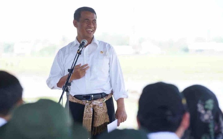 Menteri Pertanian Andi Amran Sulaiman saat melakukan kunjungan kerja di area persawahan Bojongemas, Kecamatan Solokanjeruk, Kabupaten Bandung, Jawa Barat. Selasa (7/5/2024). (antara)