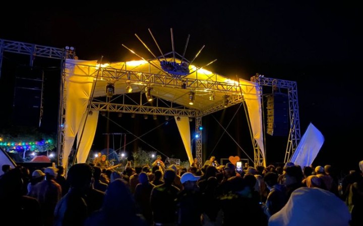 Grup musik 'Stars & Rabbit', Sabtu (26/8) malam, menghipnotis penonton Samalas Fest yang digelar Perum LKBN ANTARA Biro Nusa Tenggara Barat di Sembalun Lawang atau kaki Gunung Rinjani.  (