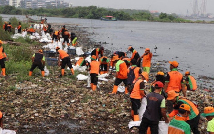 Dinas Lingkungan Hidup (LH) DKI Jakarta mengadakan operasi Grebek Sampah di kawasan pesisir Pantai Marunda Kepu, Cilincing, Jakarta Utara, Rabu (1/5) kemarin. (gemapos/beritajakarta)