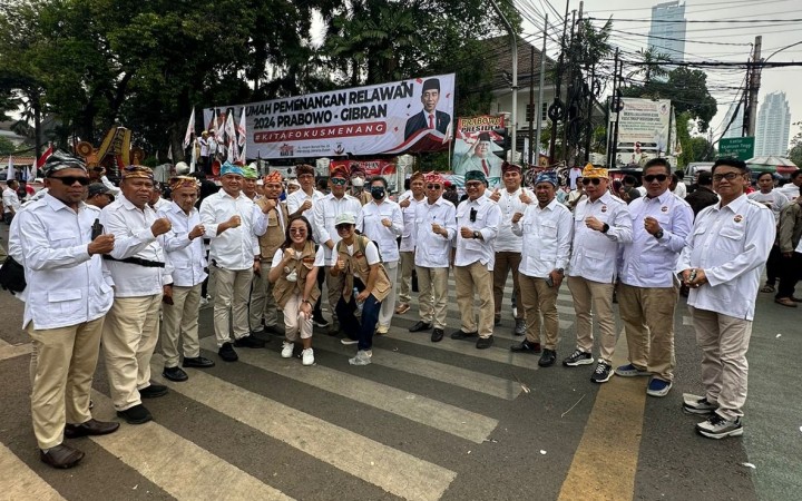 Sekjen Semeton Prabowo, Devy (depan, kenakan topi dan rompi cokelat) foto bersama relawan lainnya saat antar Prabowo Subianto dan Gibran Rakabuming Raka mendaftar ke KPU RI, Rabu (25/10/2023). (foto:gemabali)