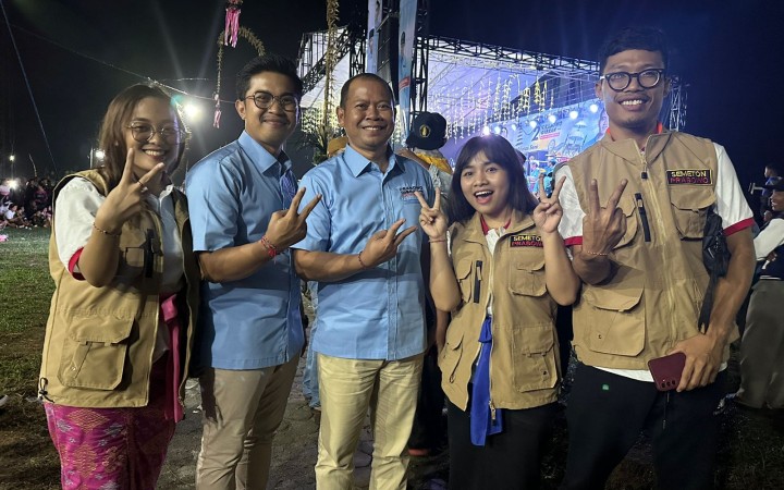 Foto bersama Sekjen Semeton Prabowo, Putu Asrinidevy bersama TKD Lampung  I Made Suarjaya saat acara hiburan rakyat di Lampung Tengah, Sabtu (6/1/2024) malam. (foto: beritalampung)