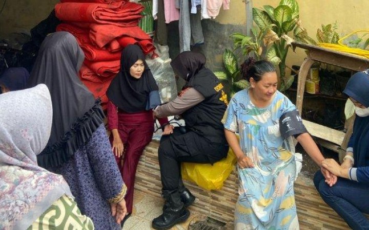Secara door to door seksi dokkes jajaran Polresta Bandar Lampung turun berikan pengobatan dan vitamin ke korban banjir di Bandar Lampung. (foto:beritalampung)