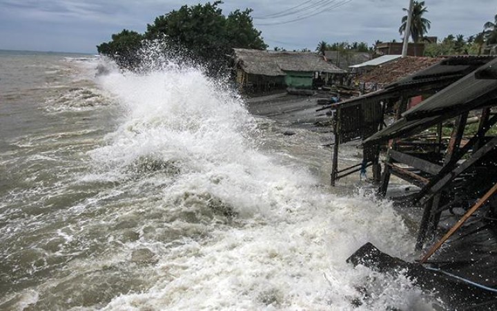 BPBD Pesisir Barat himbau masyarakat meningkatkan kewaspadaan terhadap potensi banjir rob akibat gelombang tinggi. (foto:beritalampung)