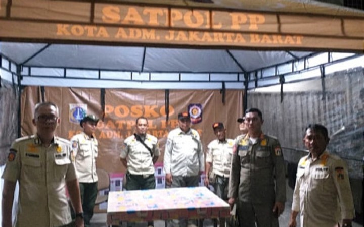 Satuan Polisi Pamong Praja (Satpol PP) Provinsi DKI Jakarta mendirikan posko keamanan di sekitar Ruang Terbuka Hijau (RTH) di Jalan Tubagus Angke, Jakarta Barat. (gemapos/beritajakarta)