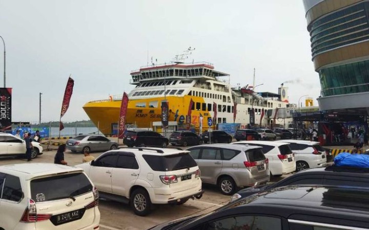 Arus balik dari Pulau Sumatera via Pelabuhan Bakauheni Lampung Selatan mulai terlihat ramai. (foto:beritalampung)