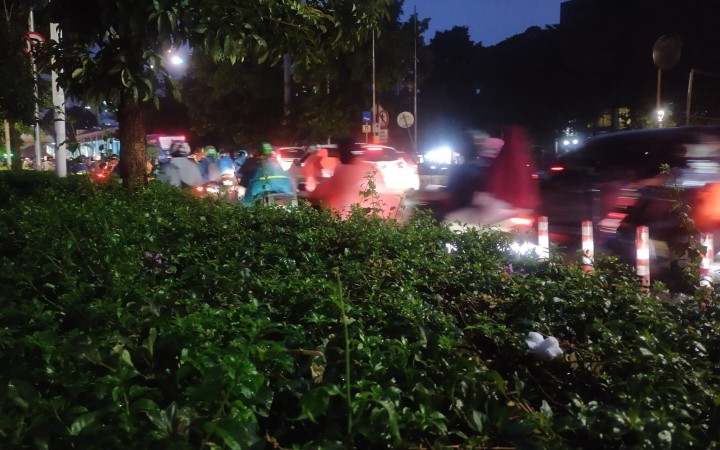Aktivitas pengendara saat selesai hujan di Jakarta . (gemapos)