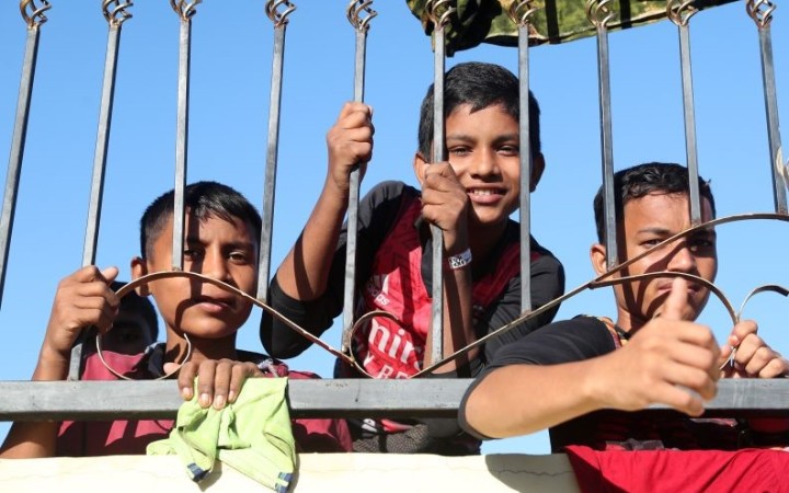 Arsip - Anak-anak pengungsi suku Rohingya yang terdampar di pesisir pantai Kuala Gigieng pada 8 Januari 2023 berdiri di pagar UPTD Dinas Sosial Aceh Rumoh Seujahtera Beujroh Meukaya Ladong, Aceh Besar, Aceh, Senin (9/1/2023). (foto:gemapos/ant)