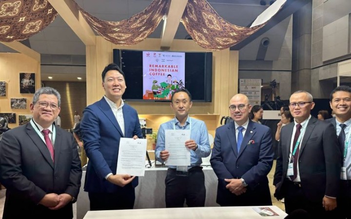 Penandatanganan antara pengusaha gerai kopi Indonesia dengan pengusaha kopi Jepang dalam ajang the 20th World Specialty Coffee Conference and Exhibition (WSCCE) di Tokyo, yang digelar pada 27 – 29 September 2023. (KBRI Tokyo)