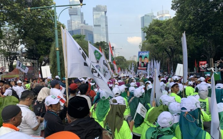 Ribuan pendukung Anies Baswedan dan Muhaimin Iskandar memadati Jalan Imam Bonjol depan Kantor KPU RI pada Kamis (19/102023) pagi. (foto:gemapos/ant)