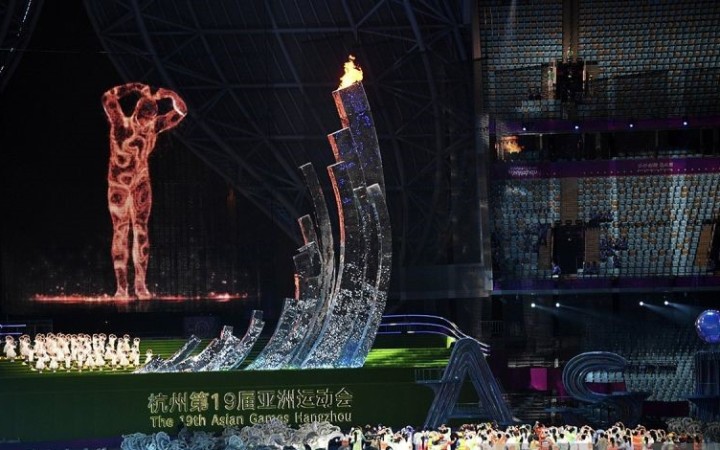 Penampilan gambar digital menyerupai manusia bersiap mematikan api kaldron pada penutupan Asian Games 2022 di Hangzhou Olympic Sports Centre Stadium, Hangzhou, China, Minggu (8/10/2023) (gemapos/ant)
