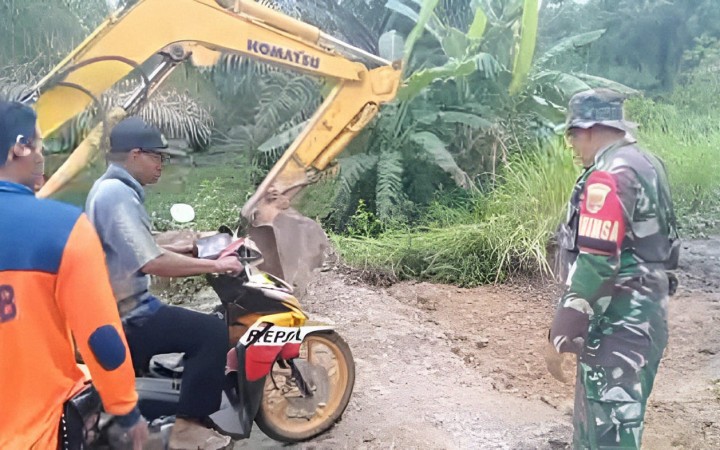 Dinas PUPR melakukan perbaikan sementara atas rusaknya jembatan di Desa Adi Mulyo, Kecamatan Panca Jaya, Kabupaten Mesuji, Lampung. (foto:beritalampung)