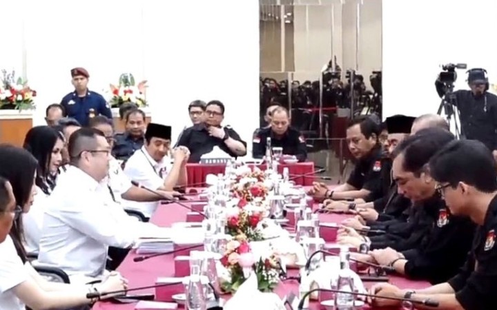 Jajaran KPU RI saat menerima sepuluh pimpinan Partai Perindo mendaftarkan bakal caleg DPR RI di Ruang Sidang Utama, Kantor KPU RI, Jakarta, Minggu (14/5/2023). (ant)