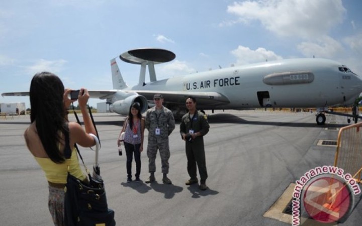 Arsip - Singapore Airshow 2012 Sejumlah pengunjung foto dengan awak pesawat pengintai AWACS pada Singapore Airshow 2012, Kamis (16/2). Singapore AirShow 2012 diikuti 900 peserta dari 50 negara menampilkan perkembangan terkini industri dirgantara dan teknologi pertahanan udara. (gemapos/ant)
