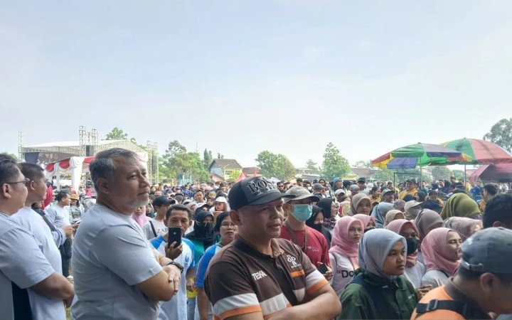 PJ Bupati Temanggung, Hary Agung Prabowo menyaksikan perayaan hari buruh dengan jalan sehat. (gemapos/antara)