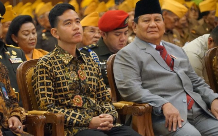 Prabowo Subianto dan Gibran Rakabuming Raka di acara Hari Veteran Nasional di Solo, Kamis (10/8/2023). (foto:antara/UNS)