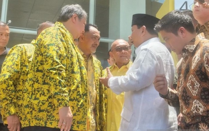 Bakal calon presiden Prabowo Subianto (kanan) berbincang dengan Ketua Umum Partai Golkar (kiri) usai menghadiri Rapat Pimpinan Nasional (Rapimnas) di Kantor DPP Golkar, Jakarta, Sabtu (21/10/2023).  (foto:gemapos/ant)