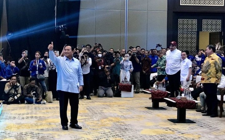 Bakal calon presiden dari Koalisi Indonesia Maju Prabowo Subianto mengacungkan jempol ke arah pengurus PAN selepas memberi sambutan dalam rangkaian acara HUT Ke-25 PAN di Jakarta, Senin (28/8/2023).  9foto:gemapos/ant)