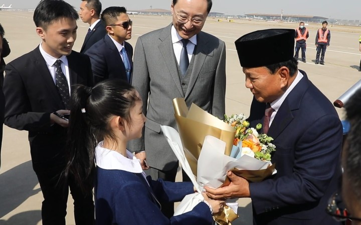 Momen Menhan Prabowo subianto menerima bunga ucapan selamat datang dari seorang gadis dalam setibanya di Bandara di China, Minggu (31/3/2024) (foto:gemapos)