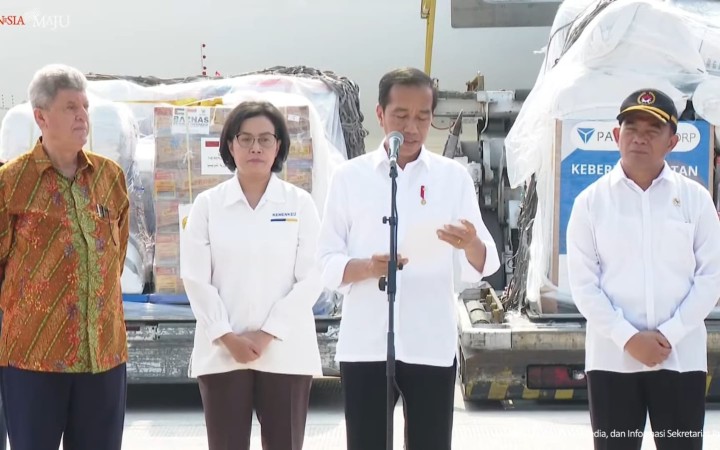 Tangkapan layar - Presiden Jokowi saat melepas bantuan kemanusiaan tahap II untuk Palestina, di Pangkalan TNI AU Halim Perdanakusuma, Jakarta Timur, dilansir dari laman Youtub Sekretariat Presiden, Senin (20/11/2023). (gemapos/youtube sekretariatpresiden)