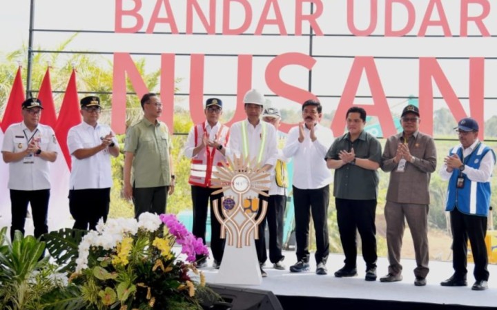 Presiden Joko Widodo melakukan peletakan batu pertama Bandar Udara Ibu Kota Nusantara (IKN) di Kabupaten Penajam Paser Utara, Provinsi Kalimantan Timur (1/11/2023). (foto: gemapos/BPMI Setpres)
