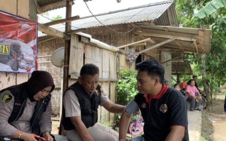Polres Pesawaran siapkan tim medis di TPS 10 Desa Kubu Batu, Kecamatan Way Khilau dalam Pemungutan Suara Ulang (PSU). (foto:beritalampung)