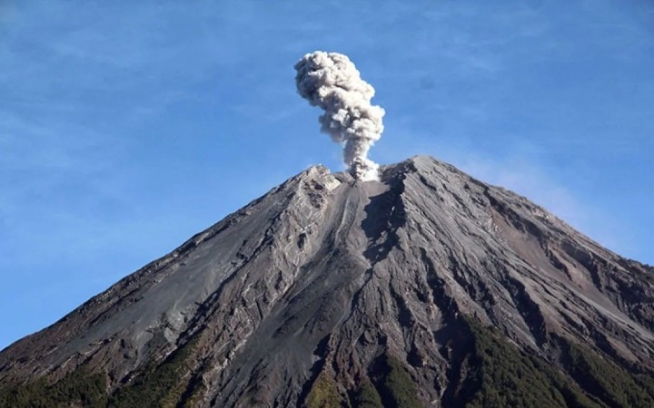Ilustrasi-Gunung Semeru memuntahkan awan panas sebagai tanda-tanda akan meletus. (foto: Gemapos/ant)