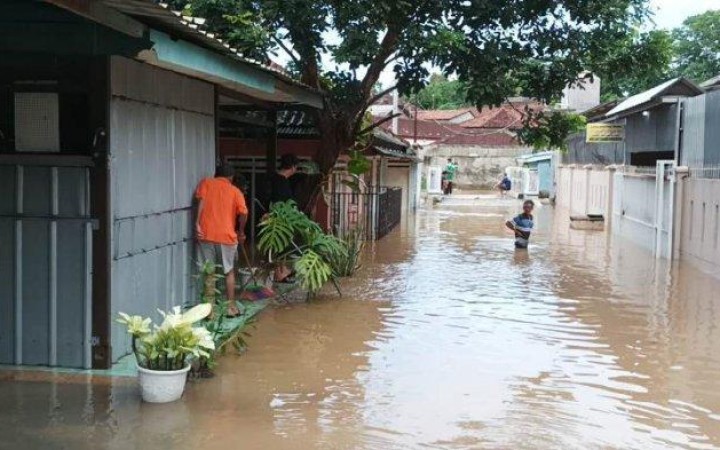 Hujan dengan intensitas tinggi wilayah Kecamatan Rajabasa, Kota Bandar Lampung, Lampung, dikepung banjir, Sabtu (10/2/2024). (foto:beritalampung)