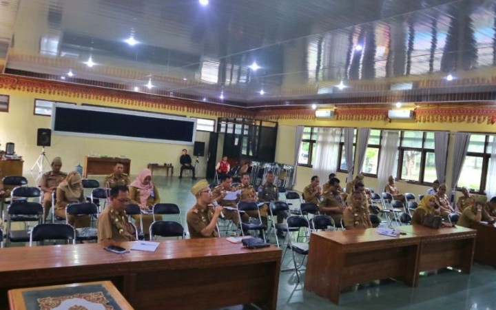 Suasana saat sejumlah pejabat dinas dan kepala daerah mengikuti rapat di Pemda Lampung Barat. (ant)